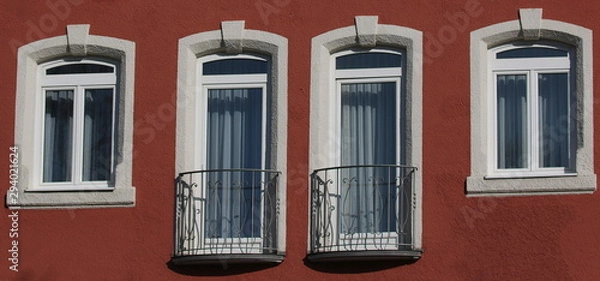 Obraz Hausfront mit verschiedenen Fenstern.