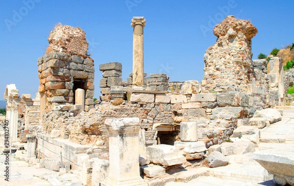 Fototapeta Turkey, Aegean, Izmir. Ruins of ancient Greek city Ephesus (Efes). Columns of white marble, destroyed buildings. Famous open-air museum. Popular tourist location. Selective focus.
