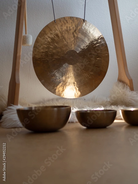 Obraz Golden Gong with tibetan singing bowls