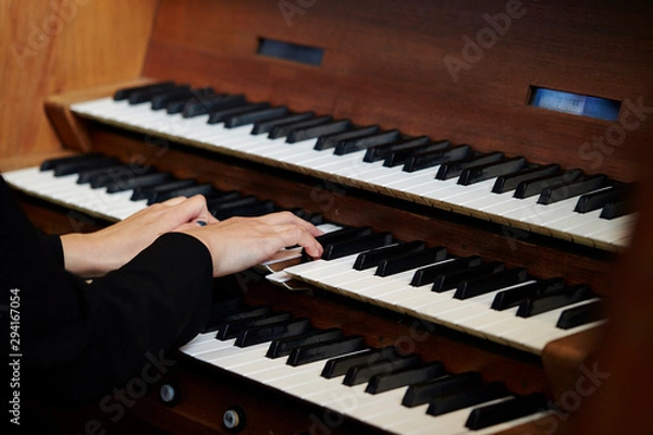 Obraz A woman playing the pipe organ 