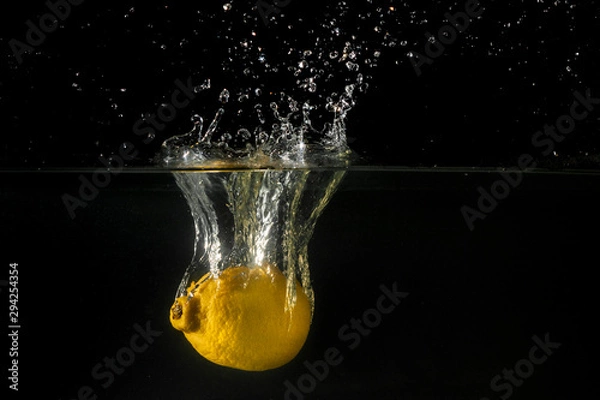 Obraz Lemon splashing into water