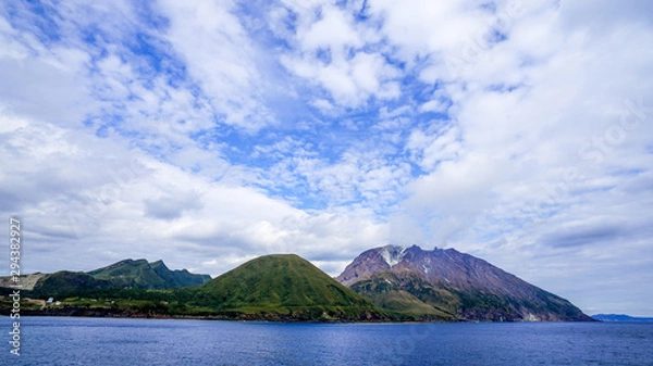 Fototapeta 鹿児島県三島村硫黄島をフェリーから望む