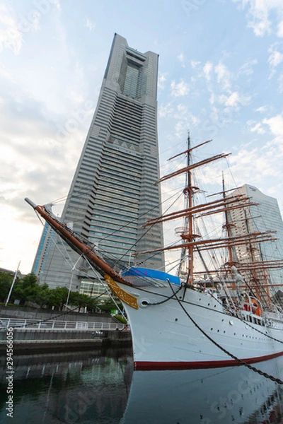 Fototapeta 横浜の超高層ビルと巨大な帆船