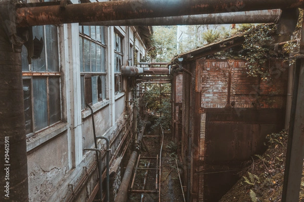 Obraz Passage at an abandoned building