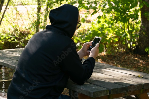 Obraz BOY LOOKING AT THE SMARTPHONE