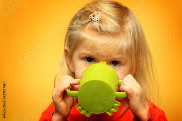 Obraz Kleines Mädchen beim trinken