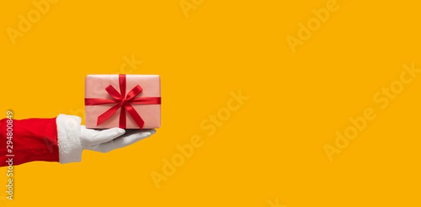 Fototapeta Mikołaj ręka trzyma pudełko.