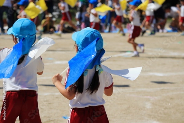 Fototapeta 運動会のイメージ画像　おそろいの帽子と体操服を着た子供たち