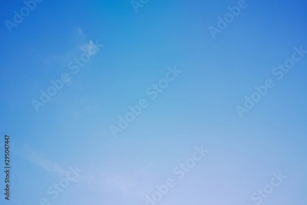 Obraz 薄い雲がある太陽に近い青空