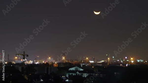 Obraz Moon set in city.