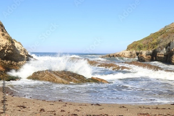 Obraz waves crashing on rocks