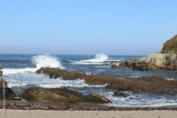 Obraz waves crashing on rocks