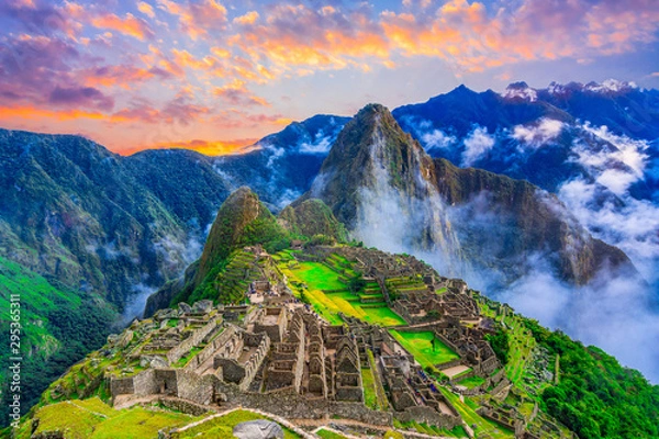 Fototapeta Machu Picchu, Cusco, Peru: Przegląd zaginionego miasta Inków Machu Picchu ze szczytem Wayna Picchu, przed wschodem słońca
