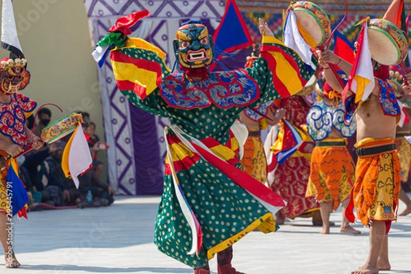 Obraz インド、ブッダガヤにあるブータン寺院でのチベット仏教の踊り、マスクダンス