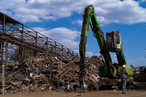 Obraz  Dnipro, Dnepropetrovsk region / Ukraine - 01/10/2019; Loading scrap metal into wagons with a hydraulic manipulator.
