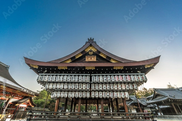 Obraz Maidono (sala taneczna) świątyni Yasaka Jinja Shinto. Wiszące latarnie (Chouchin lub Chochin) z imionami dawców w świątyni Yasaka Shinto.