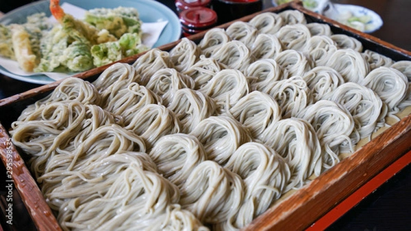 Fototapeta そばの町、新潟県十日町のへぎそばと天ぷら盛り合わせ