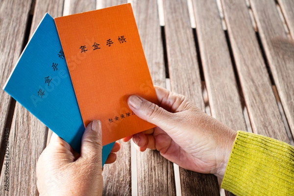 Obraz 年金手帳を持つシニア