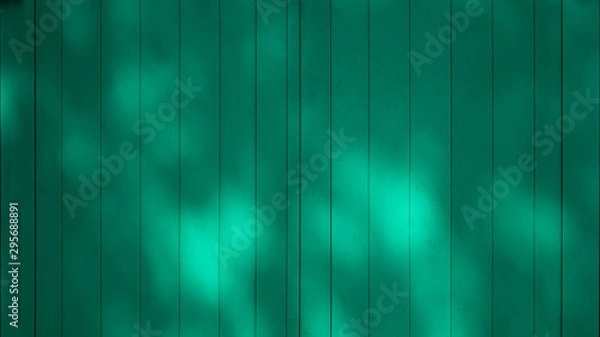 Fototapeta Volets verts ensoleillés avec des effets d'ombrages