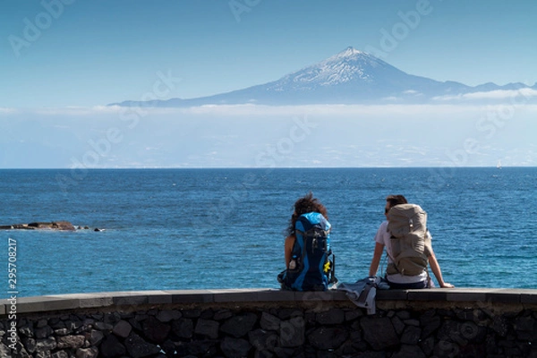 Obraz backpackers on la gomera looking at tenerife