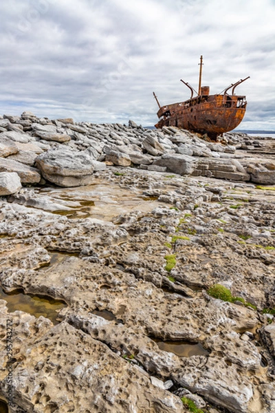 Fototapeta Plassey shipwreck and rocks in Inisheer Island