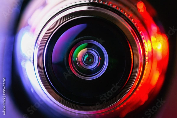 Obraz Obiektyw aparatu do makrofotografii z fioletowym i czerwonym podświetleniem. Optyka. Poziome zdjęcie