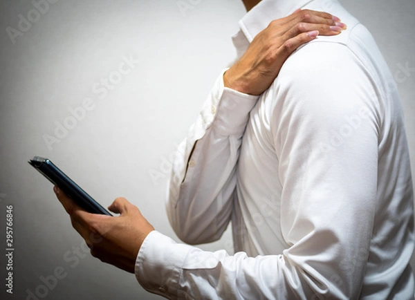 Obraz 肩こりを気にする男性　日本人　アジア人