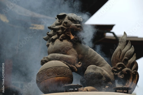 Obraz 常香炉の上で煙を吐く獅子像（長野県善光寺）