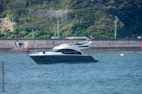 Obraz イギリスの国旗を付けた小型船