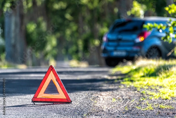 Fototapeta Autopanne auf einer Landstraße
