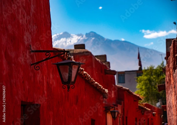 Obraz Views of the Misti volcano from the narrow streets with red walls of the  Saint Catherine Monastery (Convento de Santa Catalina), Arequipa city, Peru