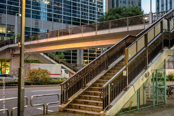 Obraz 夕暮れどきの歩道橋に明かりが灯される