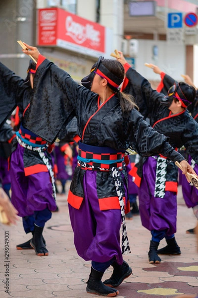 Fototapeta よさこいを踊る黒い装束の女性たち