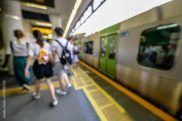 Fototapeta 駅で行き交う人々