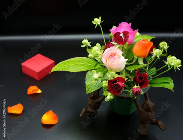 Fototapeta カエル王子のプレゼント　バラのアレンジと指輪