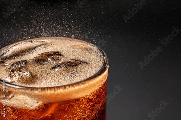 Fototapeta Musująca woda Cola Orzeźwiający musujący napój gazowany z kostkami lodu. Zimny ​​napój bezalkoholowy cola gazowany płyn świeży i chłodny napój mrożony w szklankach. Koncepcja odświeżenia i ugaszenia pragnienia.