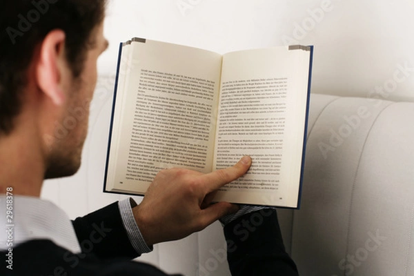 Obraz Mann liest ein Buch in der Freizeit