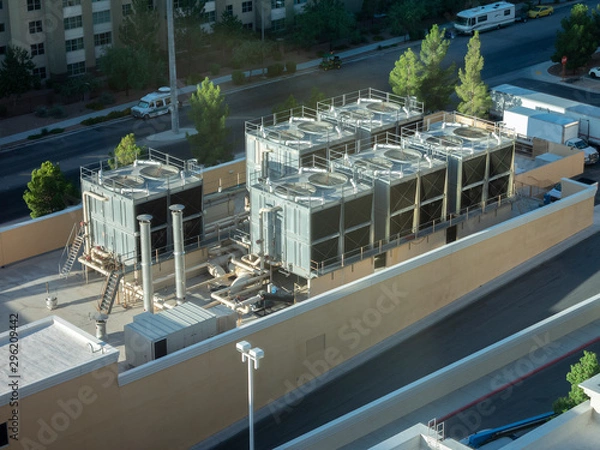 Fototapeta Agregaty chłodnicze HVAC na dachowych jednostkach klimatyzatora dla dużych przemysłowych systemów chłodzenia powietrzem