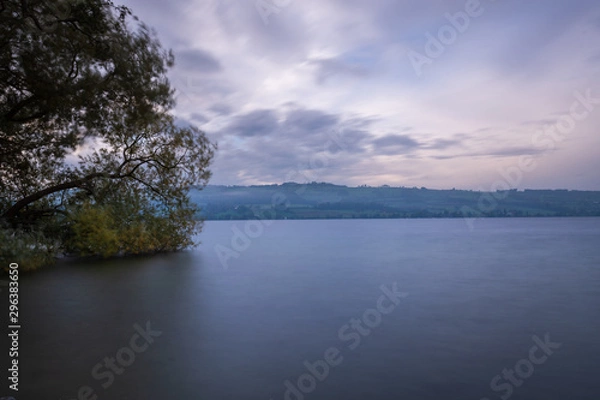 Fototapeta Blick am Morgen auf den ruhigen See