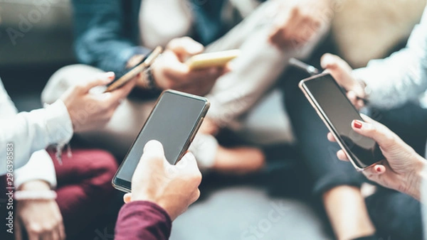 Fototapeta Grupa przyjaciół uzależniająca się od mobilnego smartfona - Zbliżenie rąk ludzi udostępniających treści w sieci mediów społecznościowych za pomocą smartfona - Koncepcja technologii z milenialsami online za pomocą telefonu komórkowego