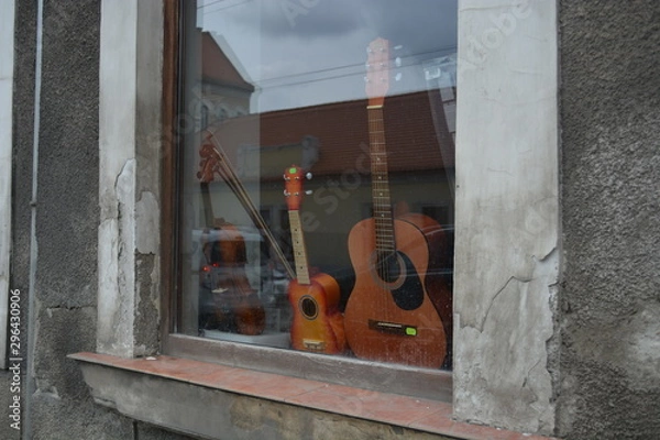 Fototapeta old guitars on window