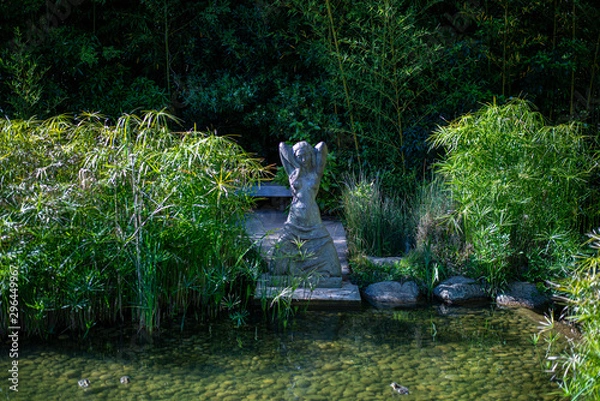 Obraz Statue in a park