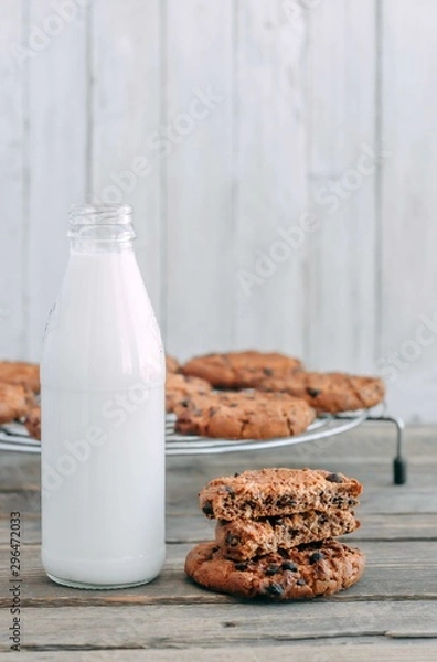 Obraz milk and cookies on a wooden table