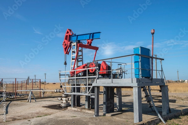 Obraz Working pump jack fracking crude extraction machine