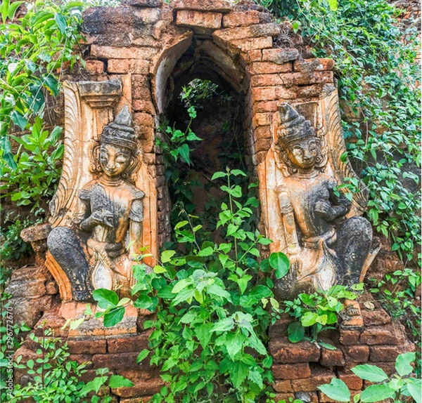 Obraz Vegetation taking back the land from the broken Pagoda ruins of a Shwe Inn Dein Pagoda