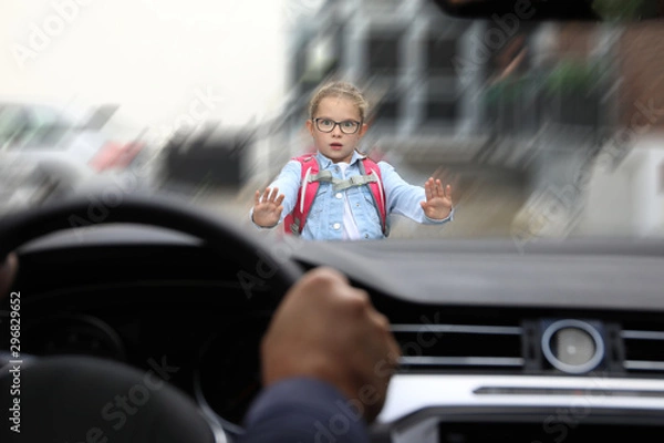 Fototapeta Schulkind wird von einem Auto angefahren