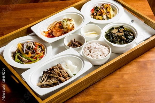 Obraz 먹을것, 식당, 식사, 고기, 요리, 번호판, 샐러드, 부페, 탁자, 레스토랑, 요리, 점심, 닭, 맛있는, 야채, 그릇, 타이, 건강한, 세트, 라이스, red, 카레, 소고기,고기반찬,한정식,산후조리음식,산후조리원식단,식단,한국음식,한국요리,도시락,산후조리추천음식,미역국,몸에좋은음식,koreanfood,현미밥,오곡밥,쌀밥