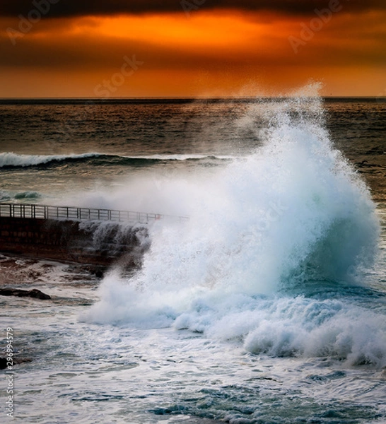 Obraz waves crashing on the dock