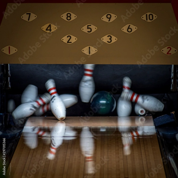 Obraz Bowling strike, green ball