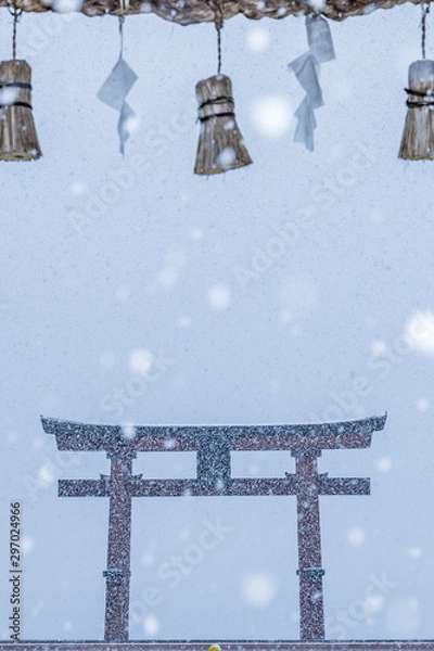 Obraz 雪中の鳥居は、とても厳かだよね。